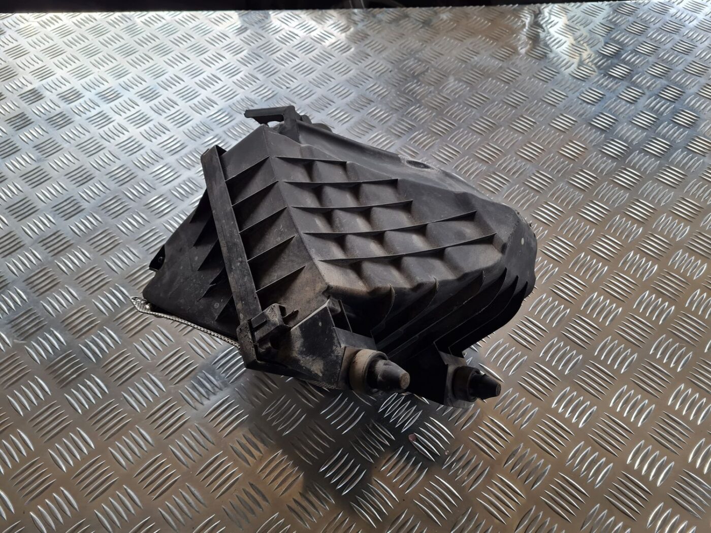 Gaisa filtra korpuss priekš VW PASSAT 2004 UNIVERSAL GREY