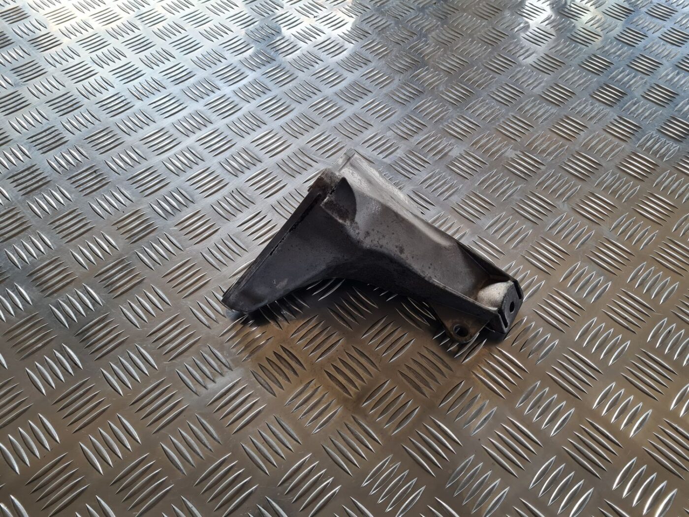 Dzinēja kronšteins priekš VW PASSAT 2004 UNIVERSAL GREY