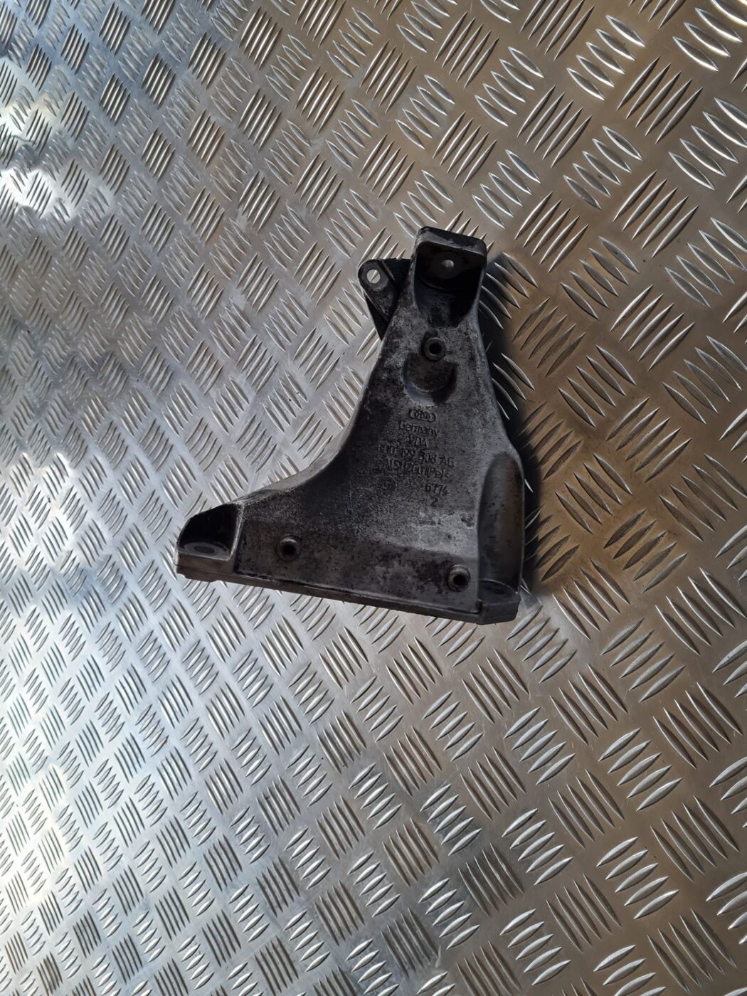 Dzinēja kronšteins priekš VW PASSAT 2004 UNIVERSAL GREY