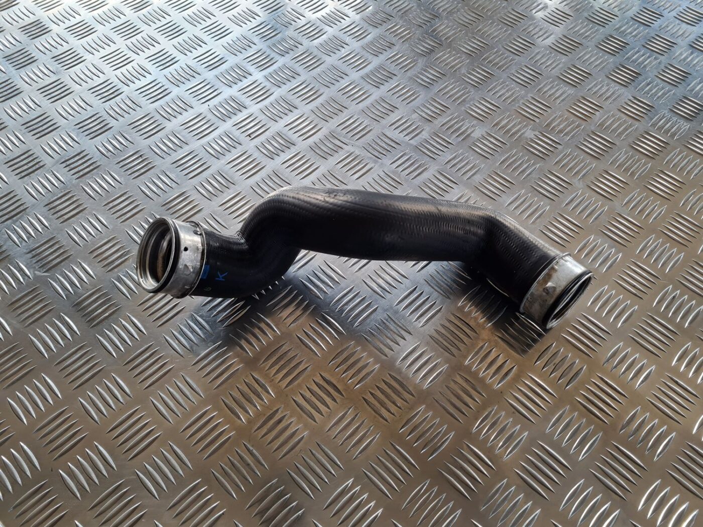 Interkulera caurule priekš VW PASSAT 2004 UNIVERSAL GREY 2 Interkulera caurule priekš VW PASSAT 2004 UNIVERSAL GREY