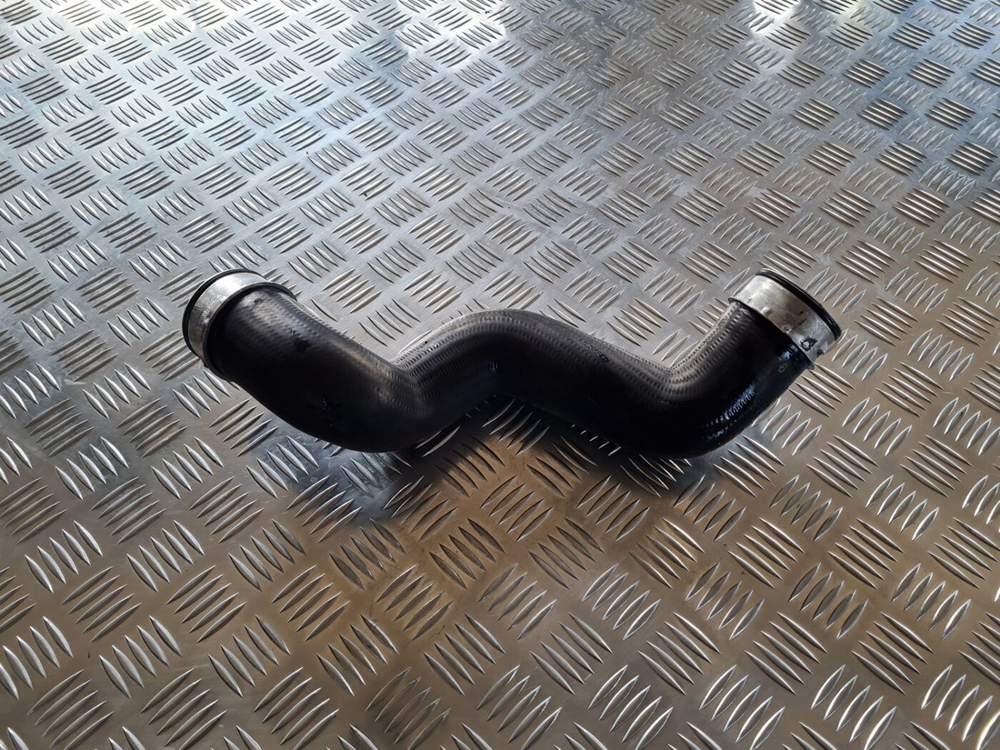 Interkulera caurule priekš VW PASSAT 2004 UNIVERSAL GREY 1 Interkulera caurule priekš VW PASSAT 2004 UNIVERSAL GREY