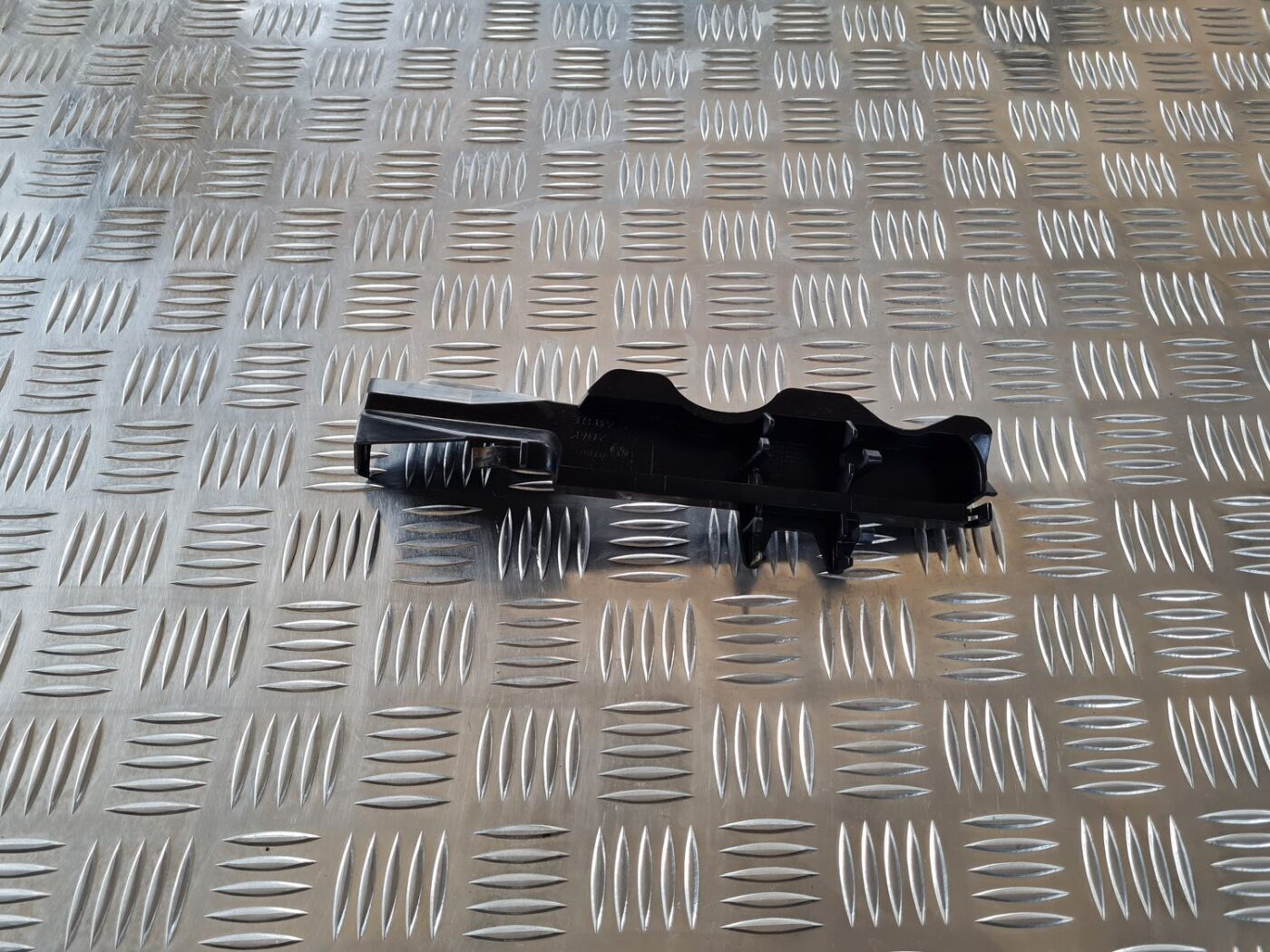 Ieplūdes gaisa deflektors/Difuzors priekš VW PASSAT 2004 UNIVERSAL GREY 1 Ieplūdes gaisa deflektors/Difuzors priekš VW PASSAT 2004 UNIVERSAL GREY