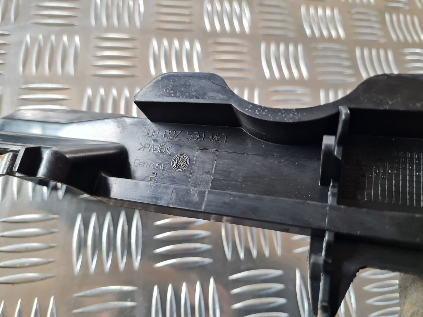 Ieplūdes gaisa deflektors/Difuzors priekš VW PASSAT 2004 UNIVERSAL GREY 2 Ieplūdes gaisa deflektors/Difuzors priekš VW PASSAT 2004 UNIVERSAL GREY