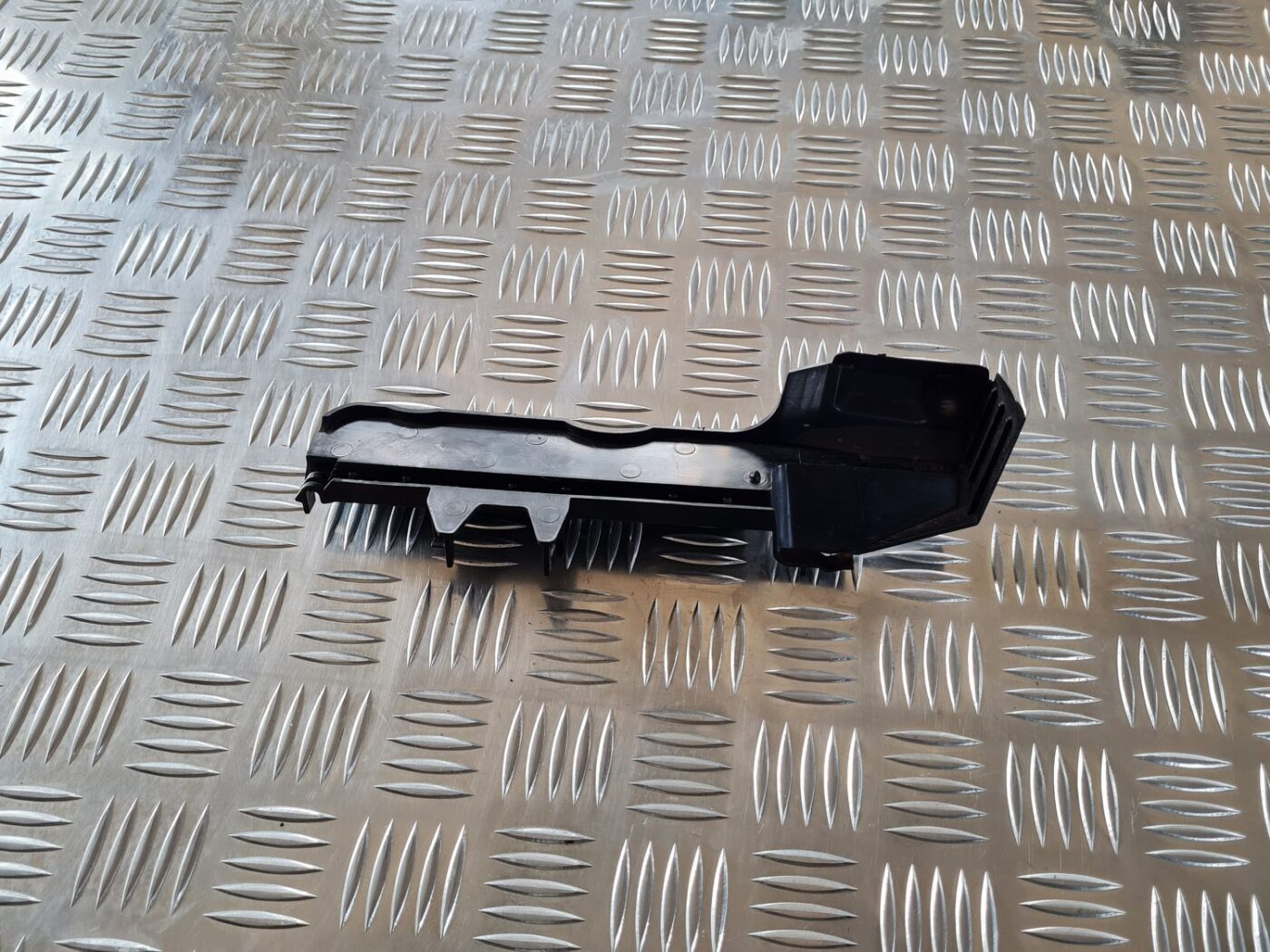 Ieplūdes gaisa deflektors/Difuzors priekš VW PASSAT 2004 UNIVERSAL GREY 4 Ieplūdes gaisa deflektors/Difuzors priekš VW PASSAT 2004 UNIVERSAL GREY