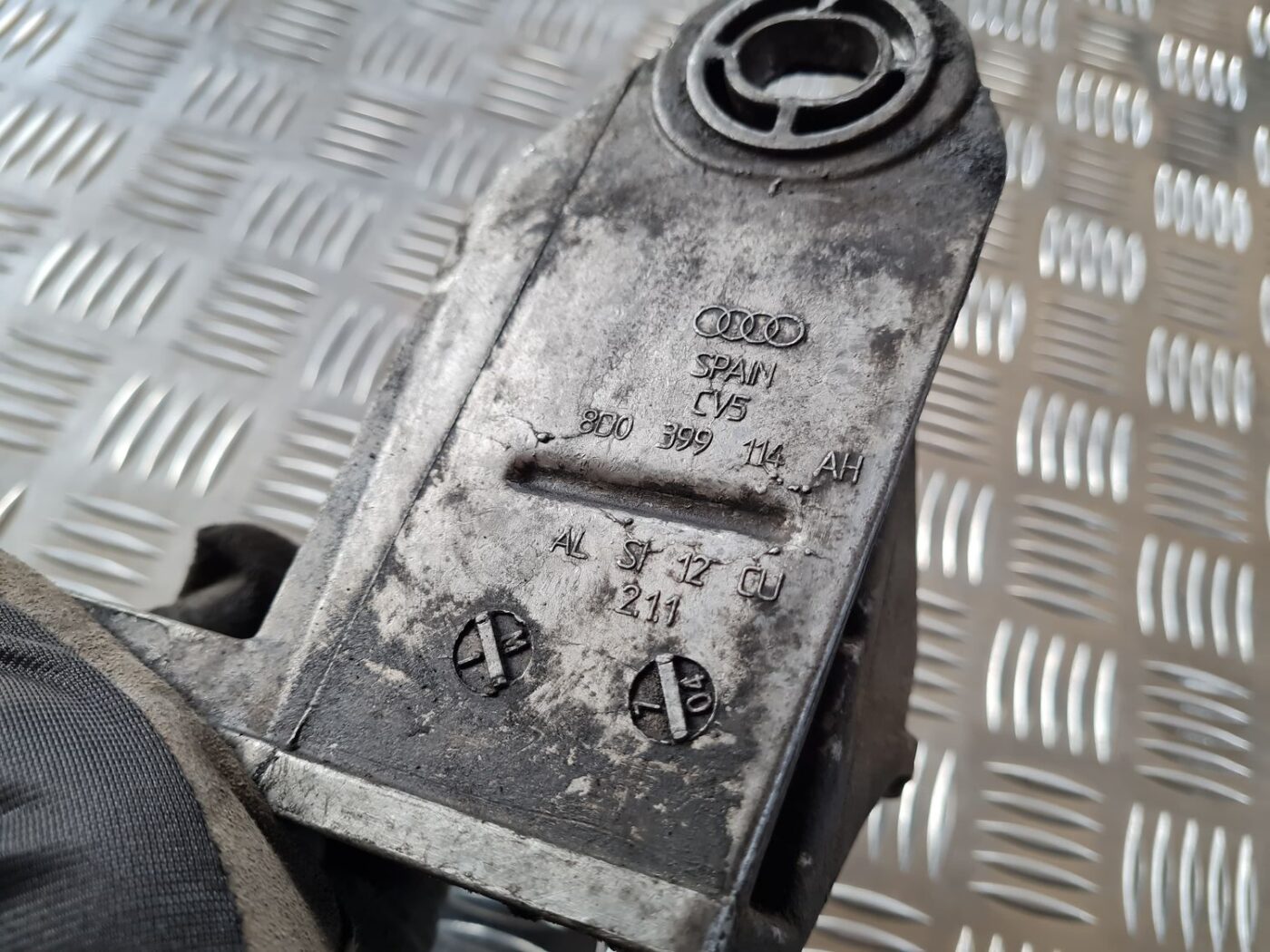 Pārnesumkārbas kronšteins priekš VW PASSAT 2004 UNIVERSAL GREY 2 Pārnesumkārbas kronšteins priekš VW PASSAT 2004 UNIVERSAL GREY