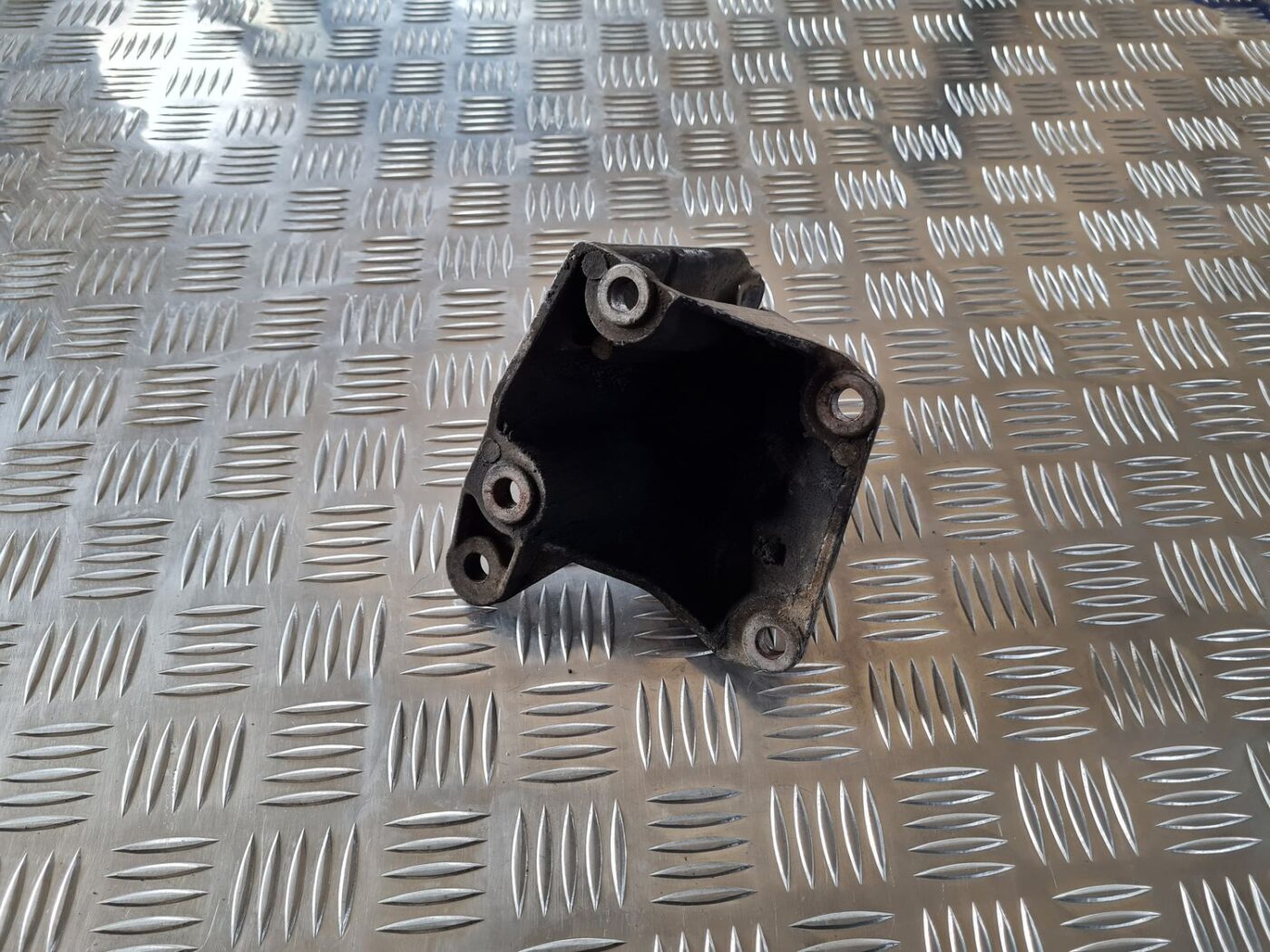 Pārnesumkārbas kronšteins priekš VW PASSAT 2004 UNIVERSAL GREY 3 Pārnesumkārbas kronšteins priekš VW PASSAT 2004 UNIVERSAL GREY