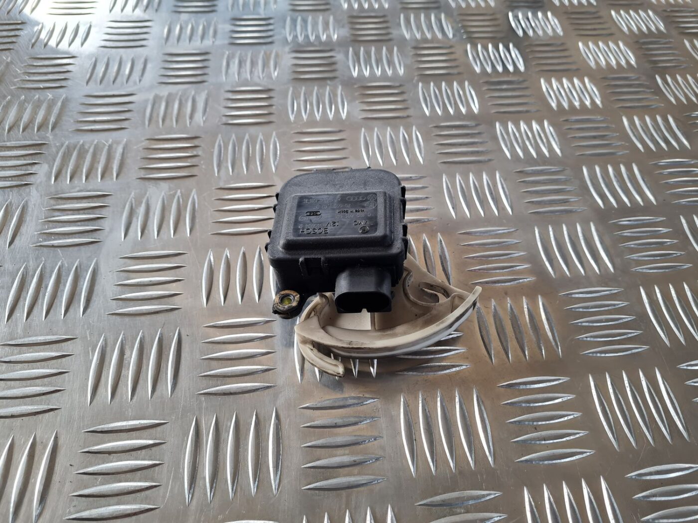 Apsildes sistēmas aktuators priekš VW PASSAT 2004 UNIVERSAL GREY