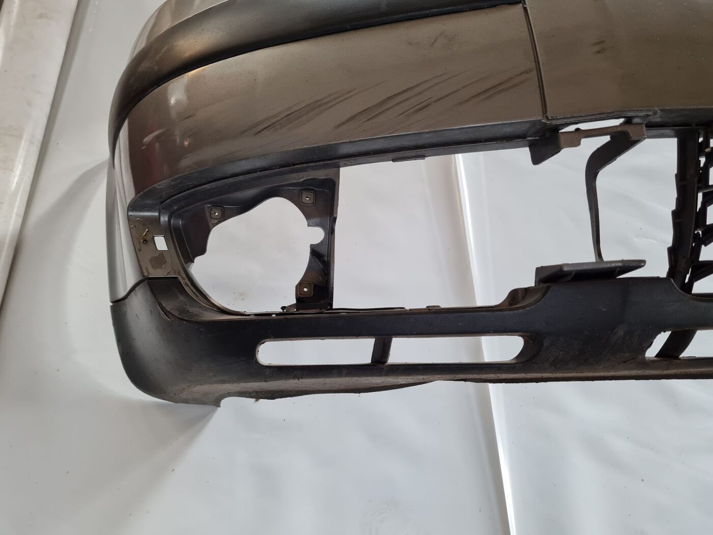 Priekšējais buferis priekš VW PASSAT 2004 UNIVERSAL GREY 6 Priekšējais buferis priekš VW PASSAT 2004 UNIVERSAL GREY