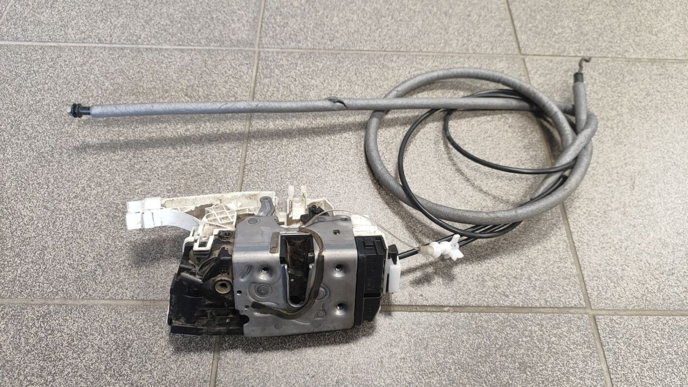 Aizmugurējo labo durvju slēdzene priekš VW CRAFTER 2018