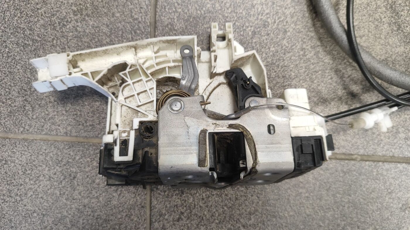 Aizmugurējo labo durvju slēdzene priekš VW CRAFTER 2018