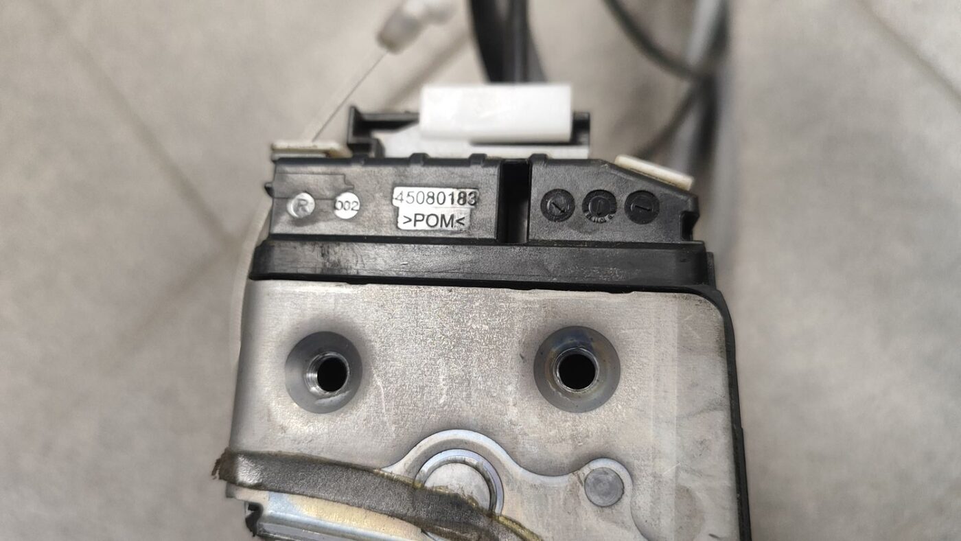 Aizmugurējo labo durvju slēdzene priekš VW CRAFTER 2018