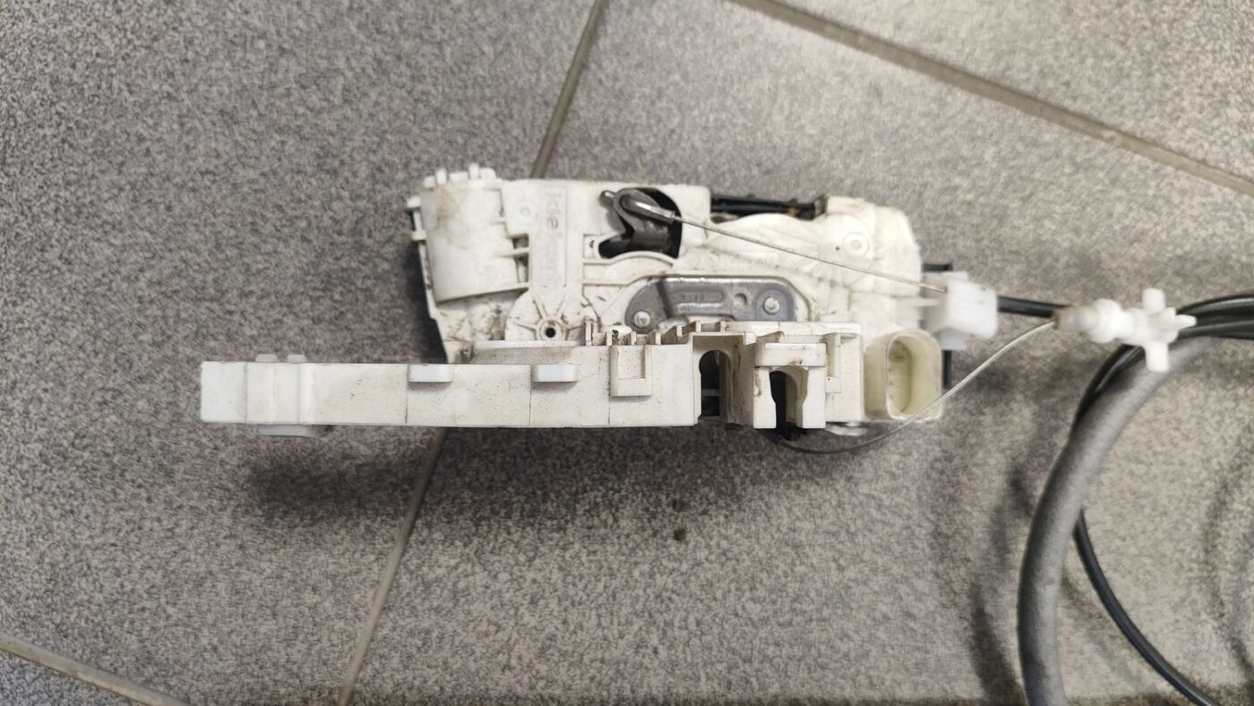 Aizmugurējo labo durvju slēdzene priekš VW CRAFTER 2018