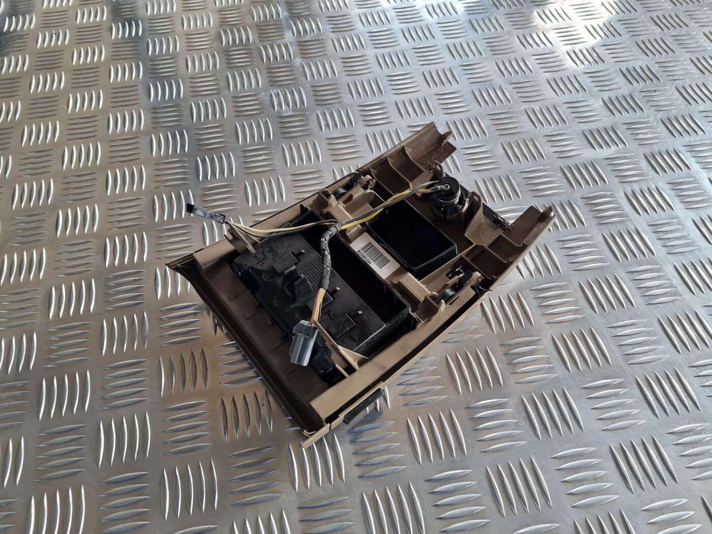 Centrālās konsoles nodalījums priekš VOLVO S60 2008 2 Centrālās konsoles nodalījums priekš VOLVO S60 2008