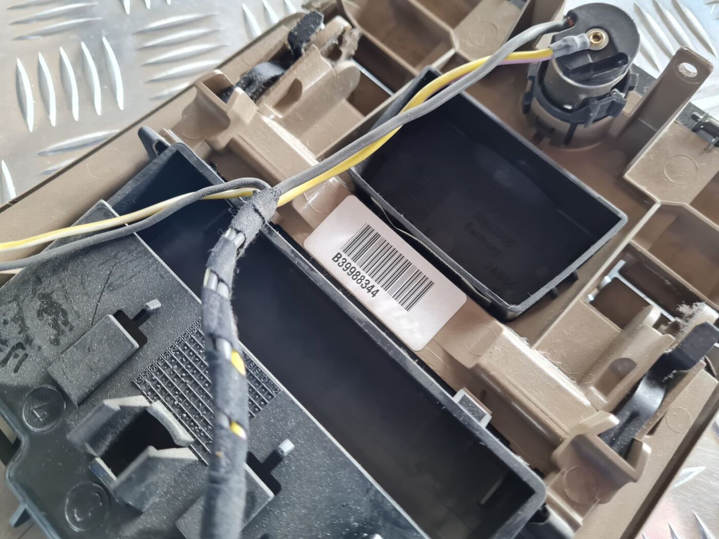 Centrālās konsoles nodalījums priekš VOLVO S60 2008 4 Centrālās konsoles nodalījums priekš VOLVO S60 2008