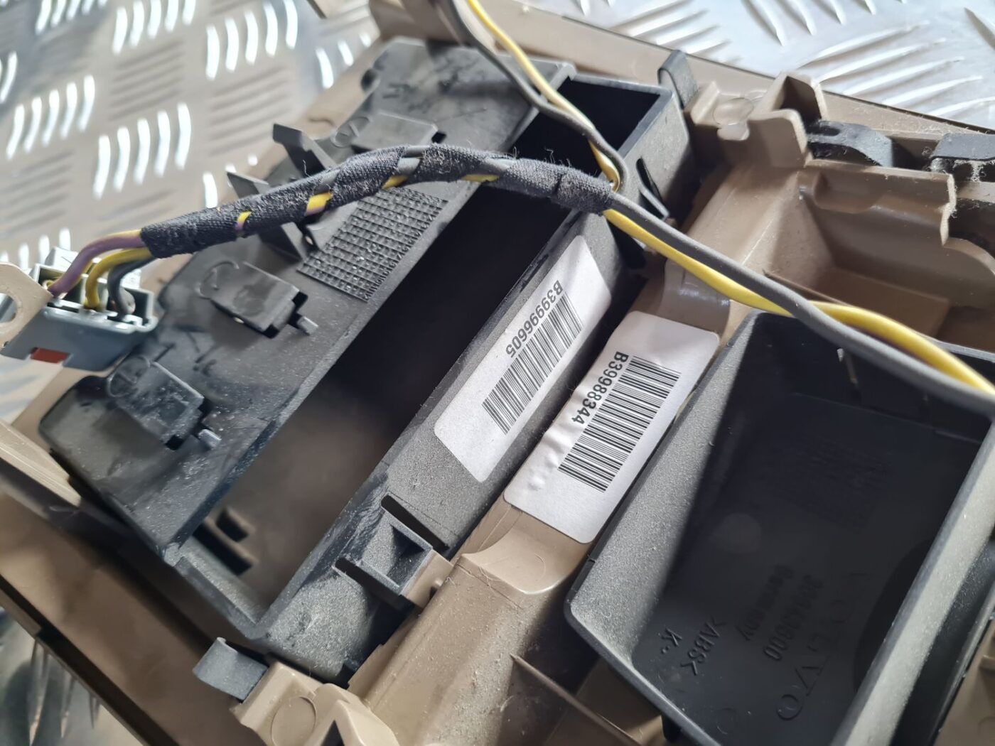 Centrālās konsoles nodalījums priekš VOLVO S60 2008 3 Centrālās konsoles nodalījums priekš VOLVO S60 2008