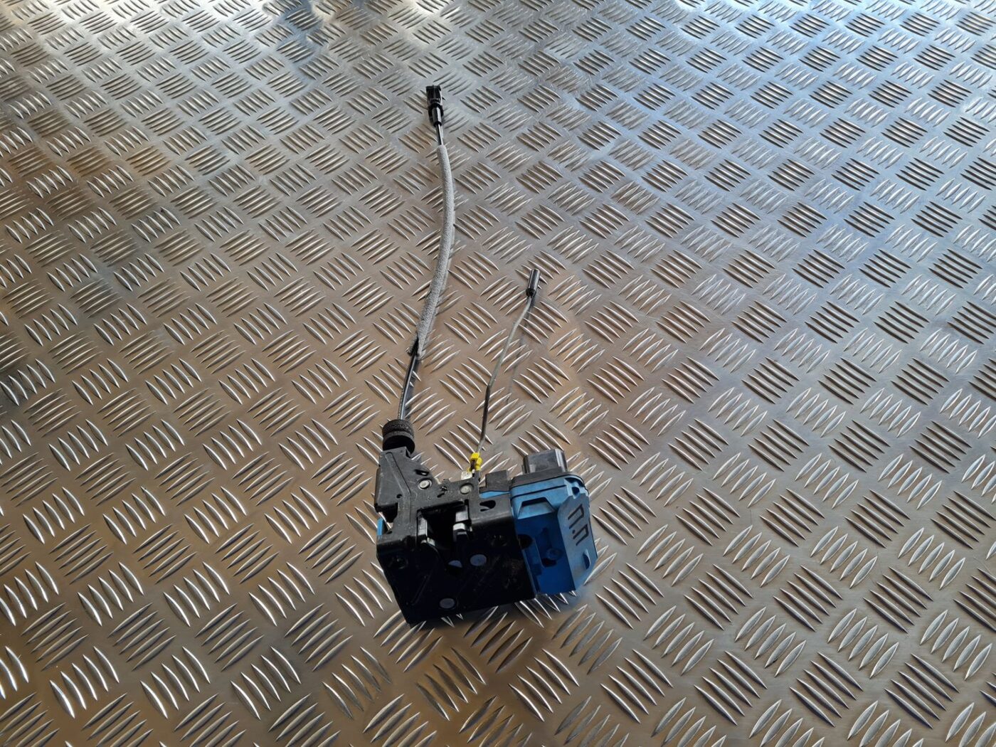 Priekšējo labo durvju slēdzene priekš VOLVO S60 2008 2 Priekšējo labo durvju slēdzene priekš VOLVO S60 2008