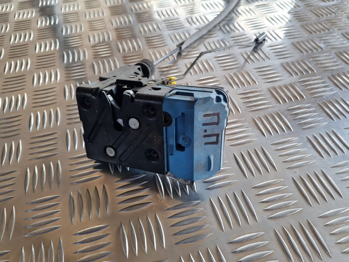 Priekšējo labo durvju slēdzene priekš VOLVO S60 2008 4 Priekšējo labo durvju slēdzene priekš VOLVO S60 2008