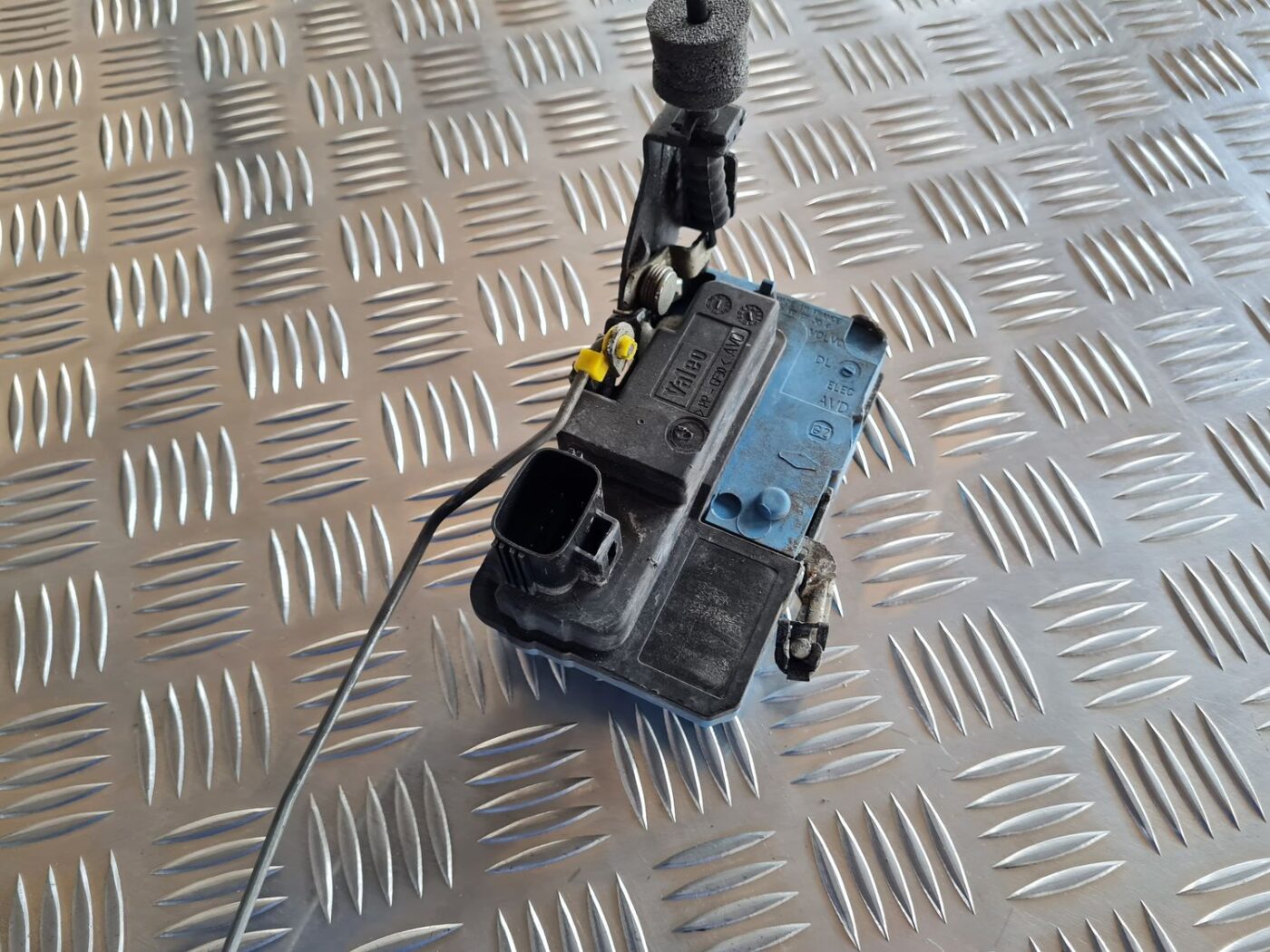 Priekšējo labo durvju slēdzene priekš VOLVO S60 2008 3 Priekšējo labo durvju slēdzene priekš VOLVO S60 2008