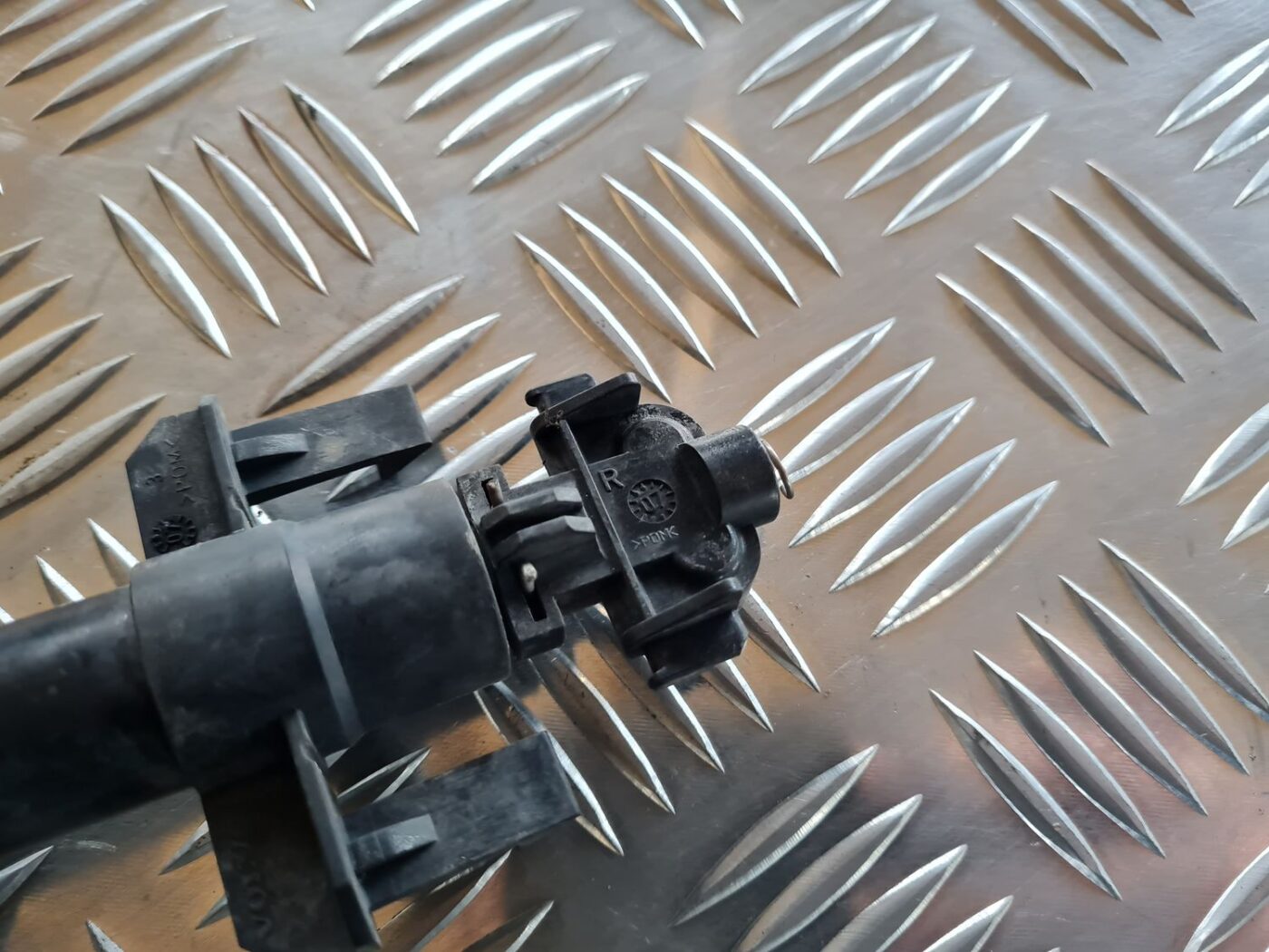 Lukturu mazgātāja sprausla priekš VOLVO S60 2008 3 Lukturu mazgātāja sprausla priekš VOLVO S60 2008