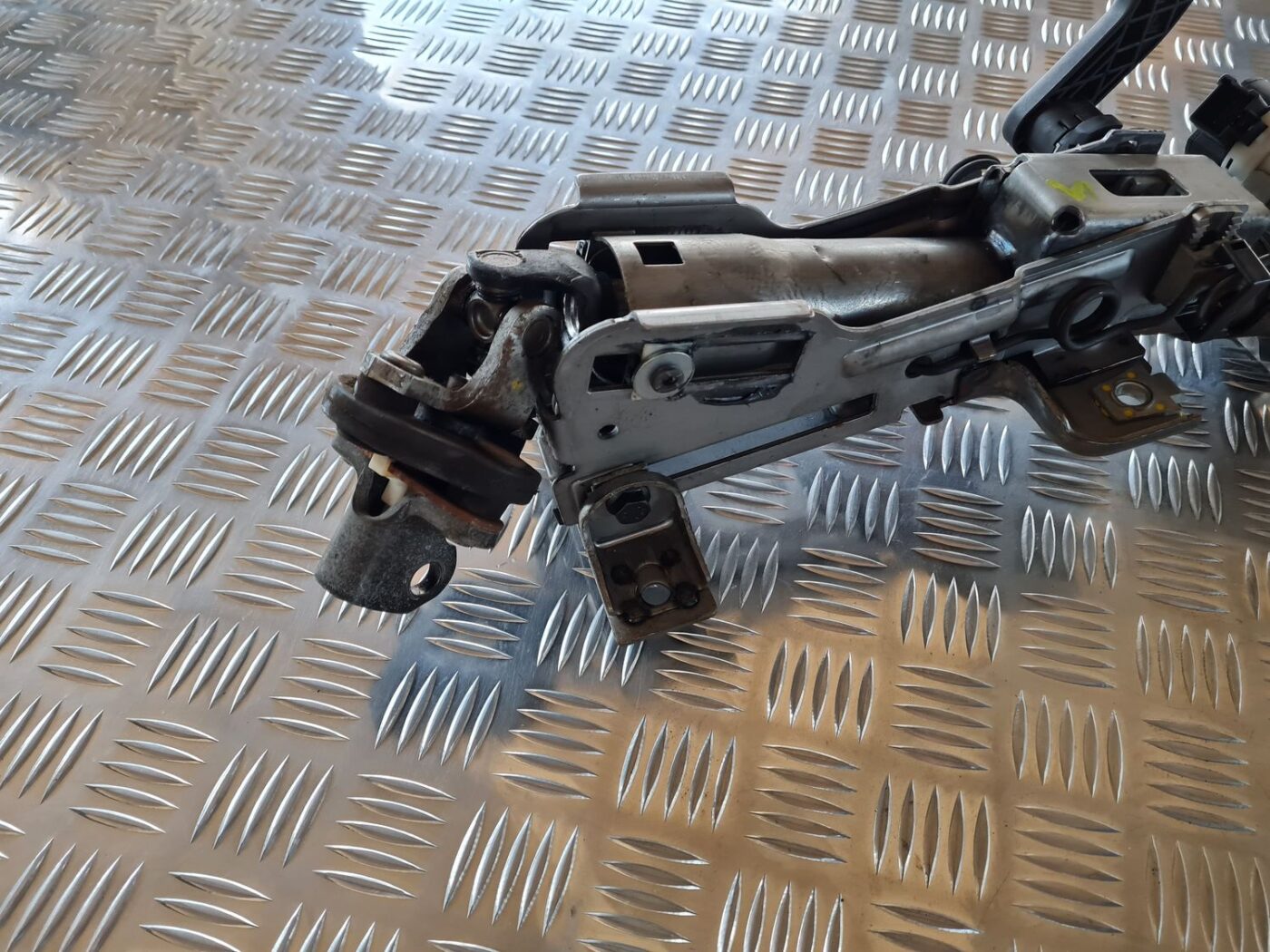 Stūres statne priekš VOLVO S60 2008 7 Stūres statne priekš VOLVO S60 2008