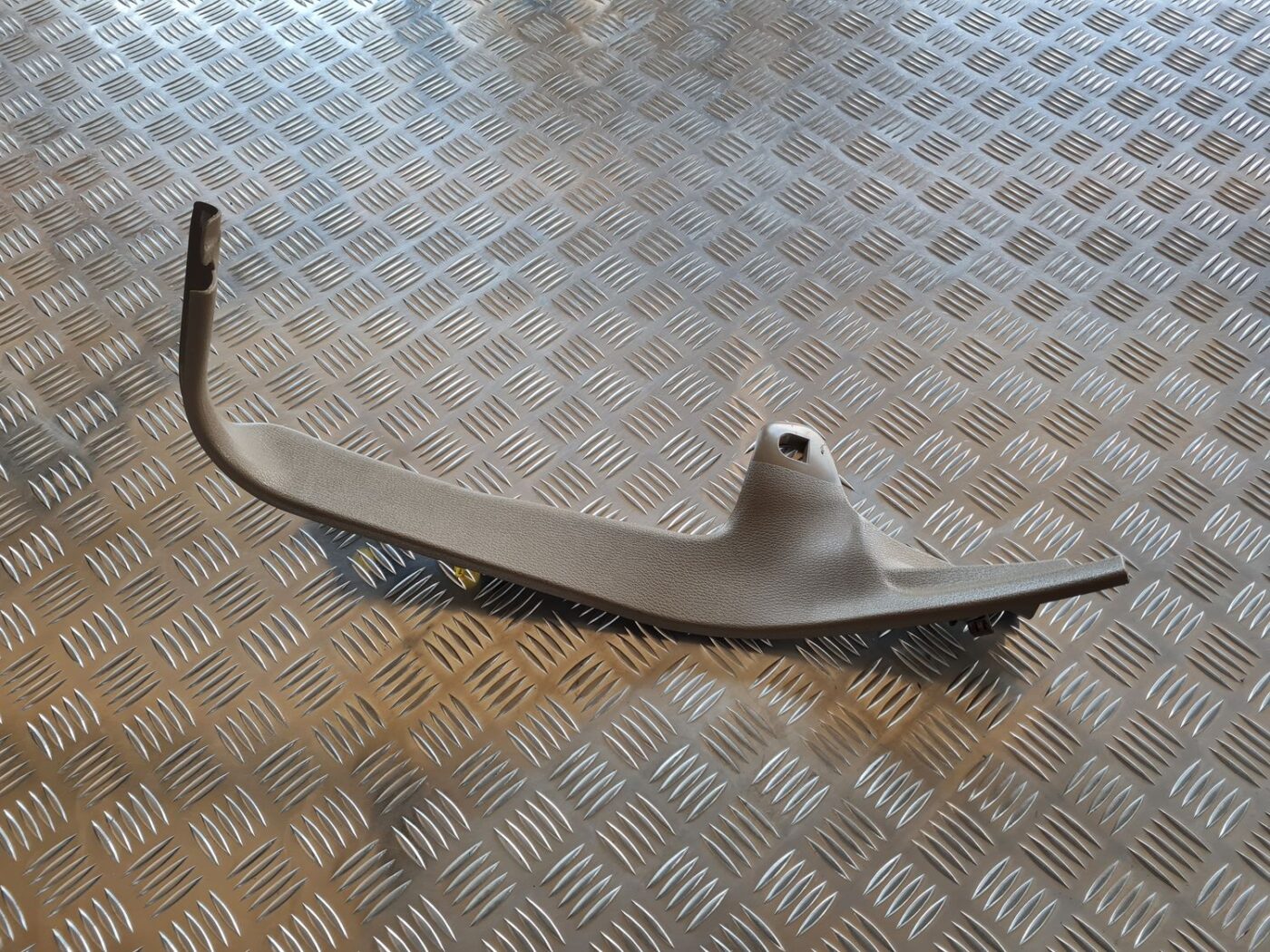 Sliekšņa aizmugurēja kreisa uzlika (salonā) priekš VOLVO S60 2008 1 Sliekšņa aizmugurēja kreisa uzlika (salonā) priekš VOLVO S60 2008