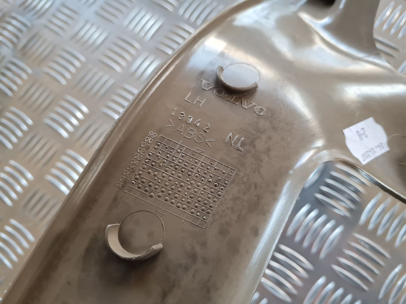 Sliekšņa aizmugurēja kreisa uzlika (salonā) priekš VOLVO S60 2008 3 Sliekšņa aizmugurēja kreisa uzlika (salonā) priekš VOLVO S60 2008