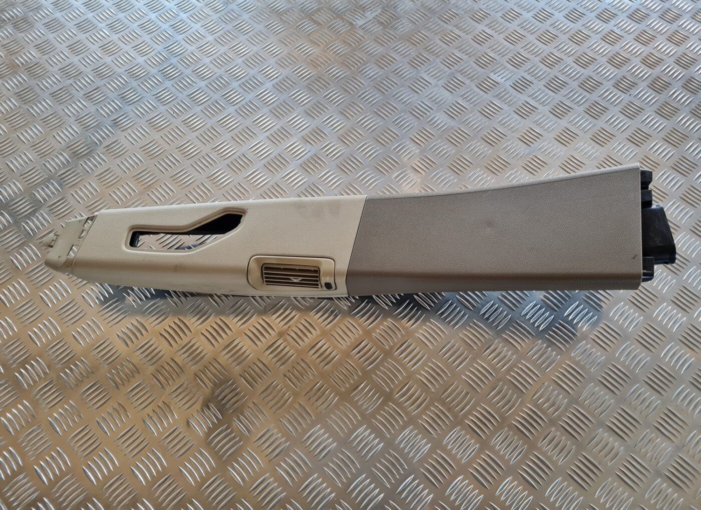 Vidējas salona statnes apdare priekš VOLVO S60 2008 1 Vidējas salona statnes apdare priekš VOLVO S60 2008