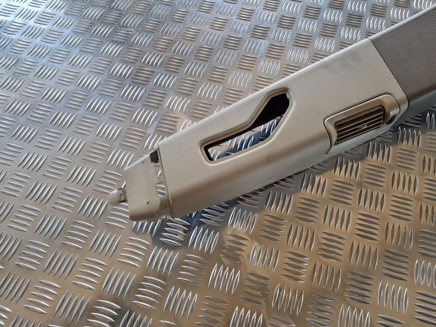 Vidējas salona statnes apdare priekš VOLVO S60 2008 2 Vidējas salona statnes apdare priekš VOLVO S60 2008