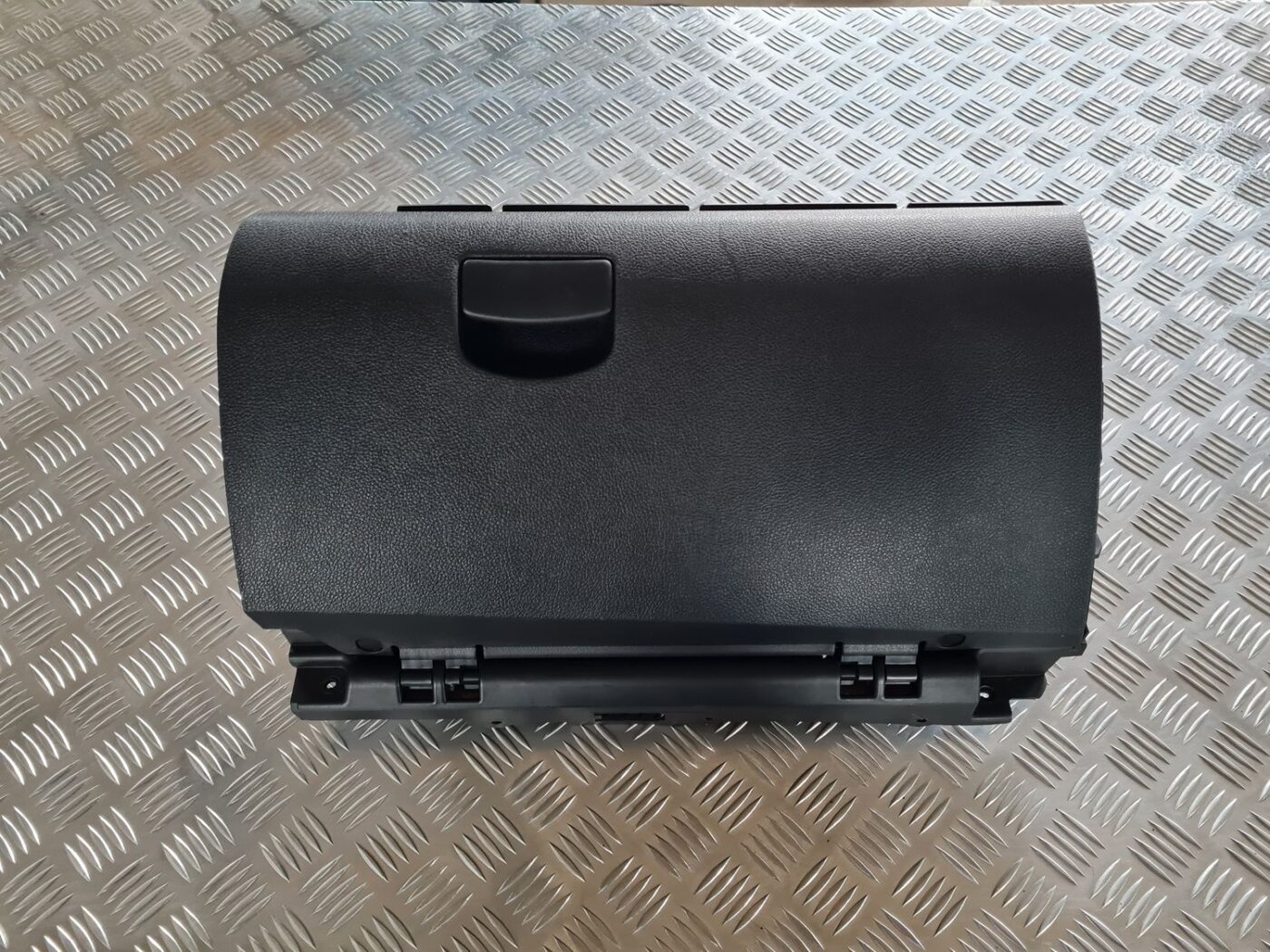 Mantu glabāšanas nodalījums pasažiera pusē priekš SUBARU LEGACY 2010 1 Mantu glabāšanas nodalījums pasažiera pusē priekš SUBARU LEGACY 2010