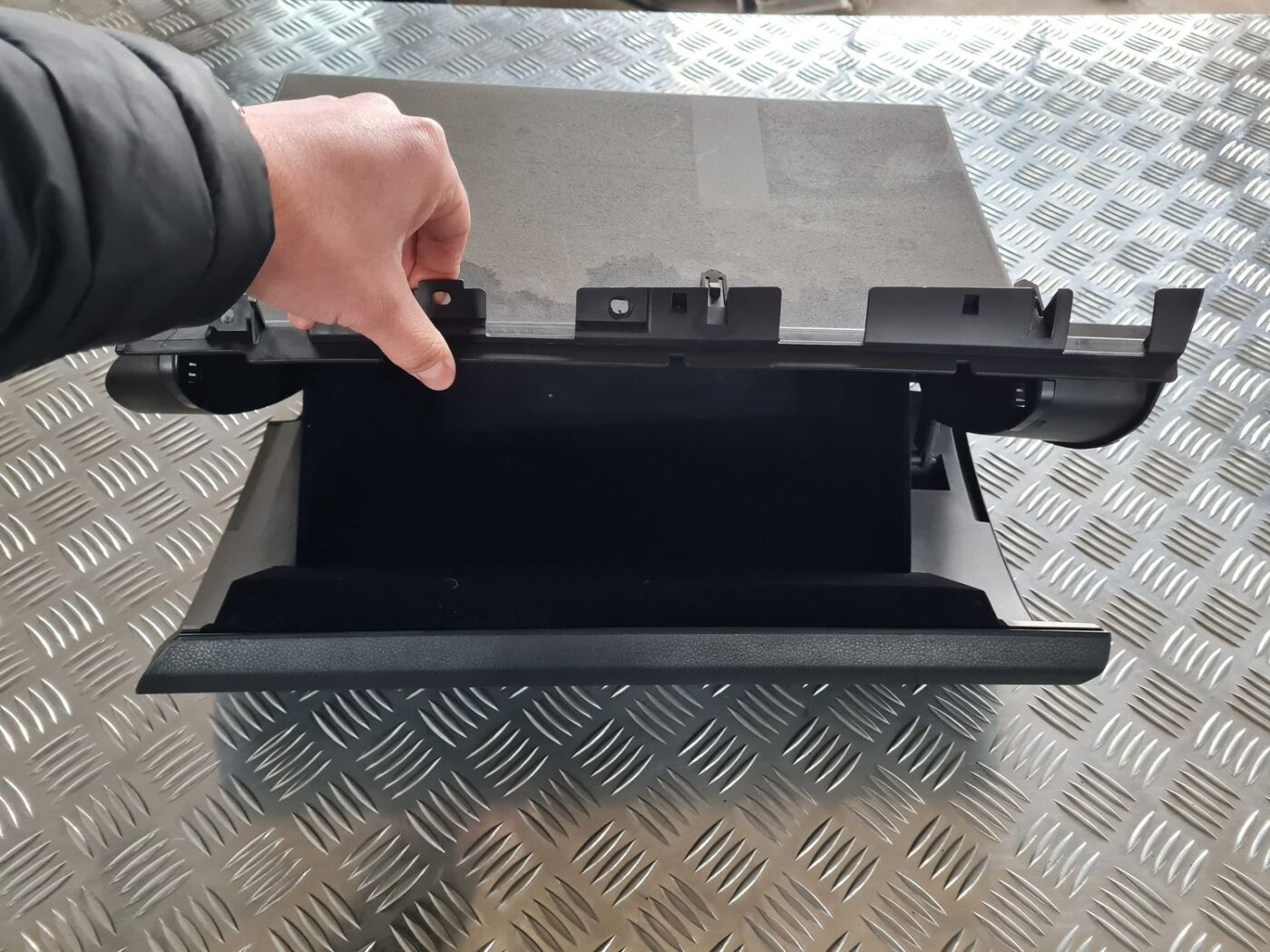 Mantu glabāšanas nodalījums pasažiera pusē priekš SUBARU LEGACY 2010 2 Mantu glabāšanas nodalījums pasažiera pusē priekš SUBARU LEGACY 2010