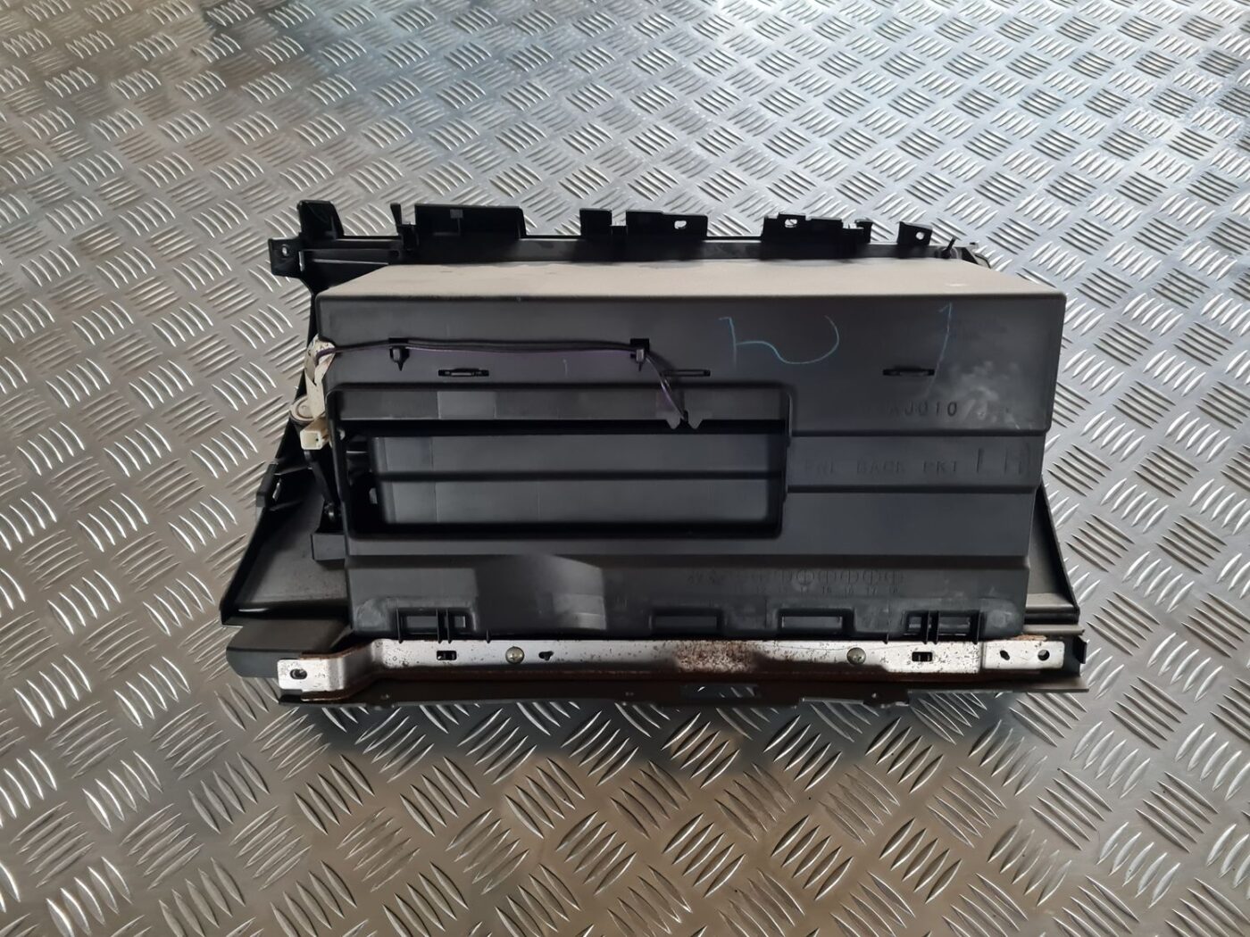 Mantu glabāšanas nodalījums pasažiera pusē priekš SUBARU LEGACY 2010 5 Mantu glabāšanas nodalījums pasažiera pusē priekš SUBARU LEGACY 2010