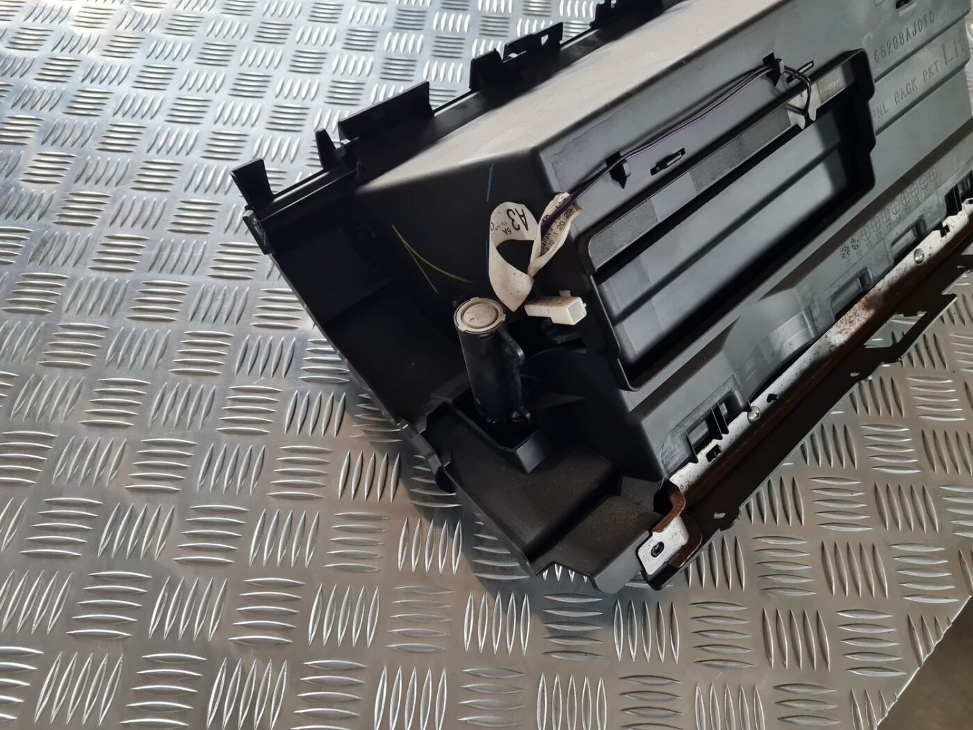 Mantu glabāšanas nodalījums pasažiera pusē priekš SUBARU LEGACY 2010 4 Mantu glabāšanas nodalījums pasažiera pusē priekš SUBARU LEGACY 2010