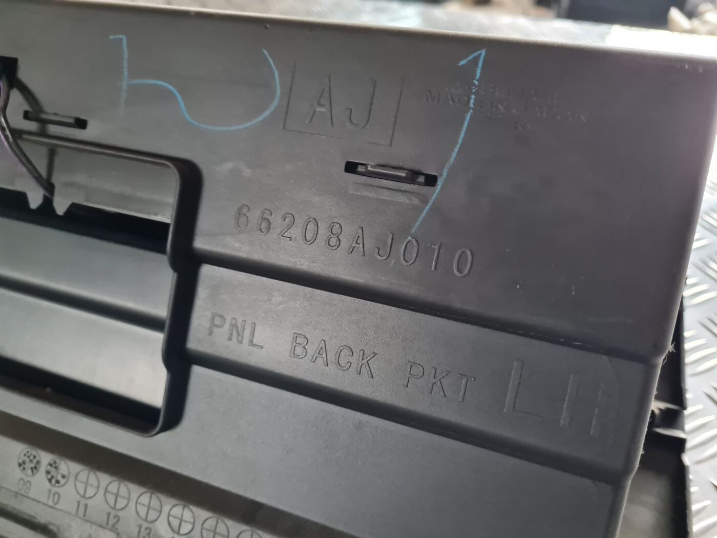 Mantu glabāšanas nodalījums pasažiera pusē priekš SUBARU LEGACY 2010 3 Mantu glabāšanas nodalījums pasažiera pusē priekš SUBARU LEGACY 2010