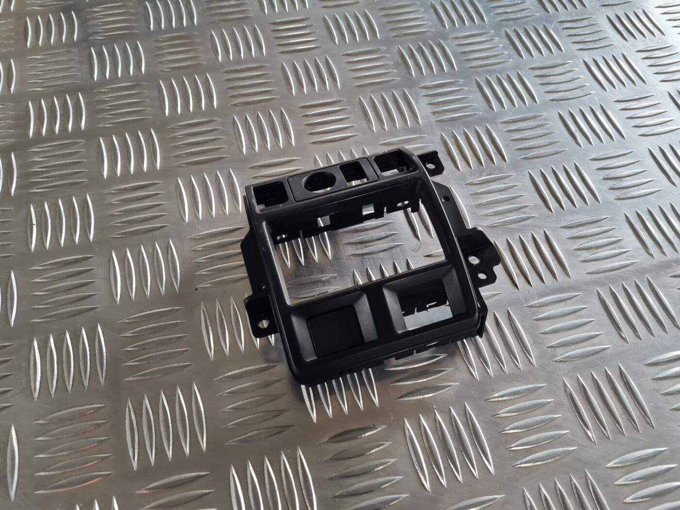 Mērinstrumentu paneļa dekoratīvais rāmis priekš SUBARU LEGACY 2010 1 Mērinstrumentu paneļa dekoratīvais rāmis priekš SUBARU LEGACY 2010