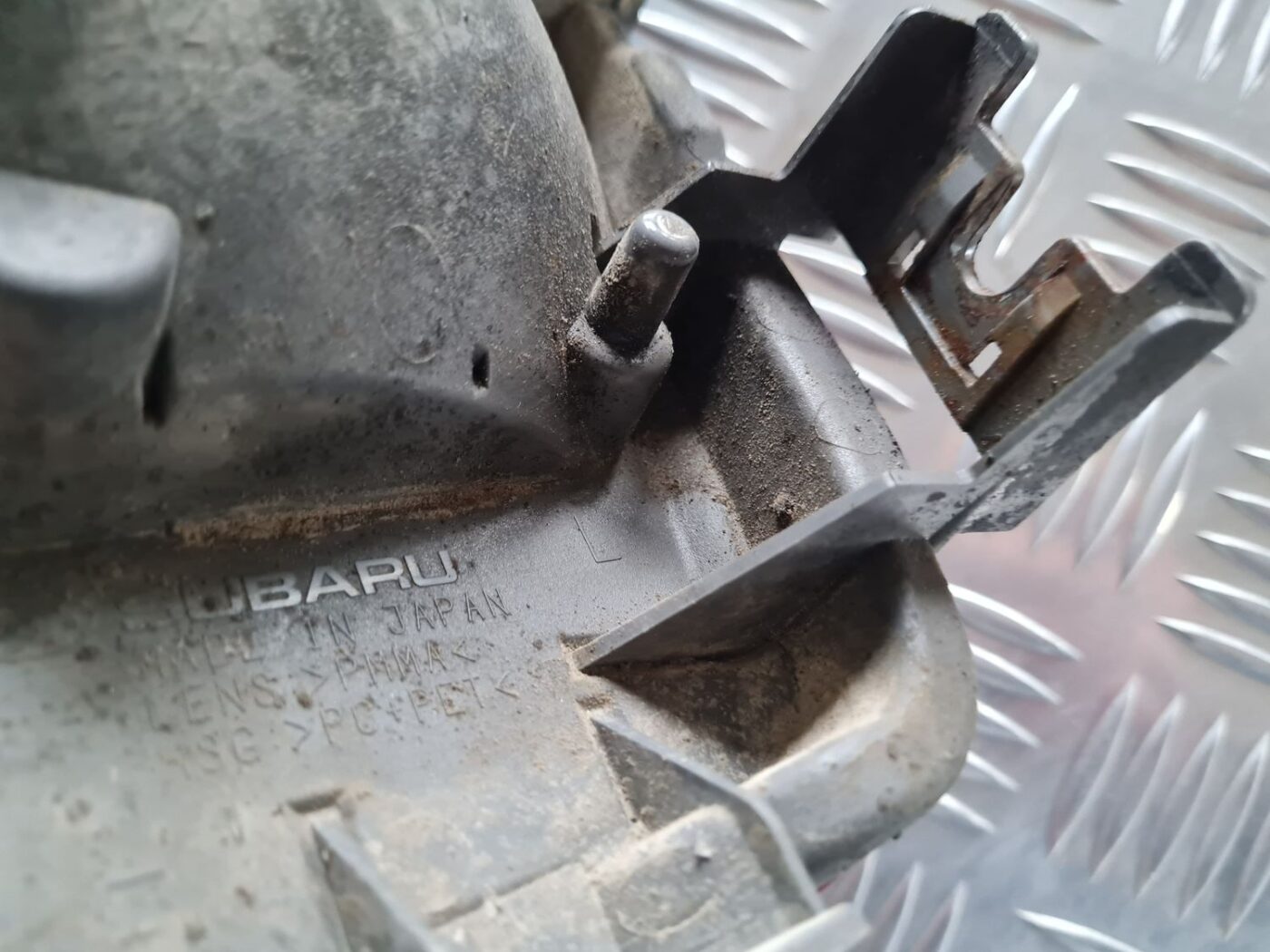 Miglas lukturis aizmugurē kreisā pusē priekš SUBARU LEGACY 2010