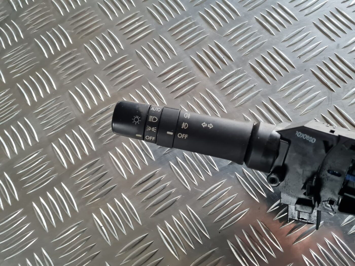 Stūres statnes slēdzis priekš SUBARU LEGACY 2010