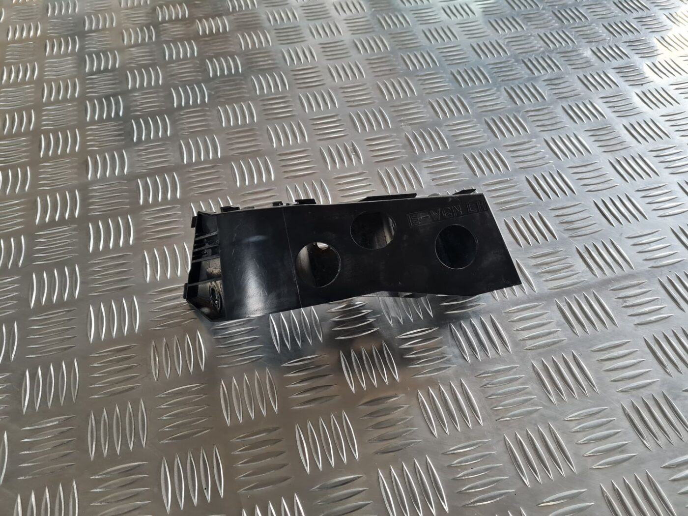 Aizmugurēja bufera kronšteins priekš SUBARU LEGACY 2010