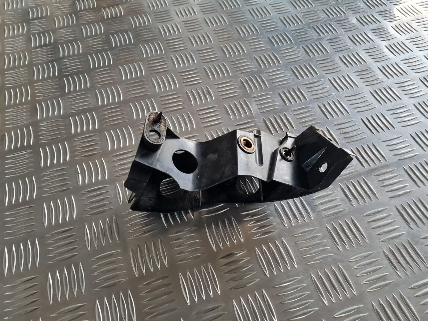 Aizmugurēja bufera kronšteins priekš SUBARU LEGACY 2010