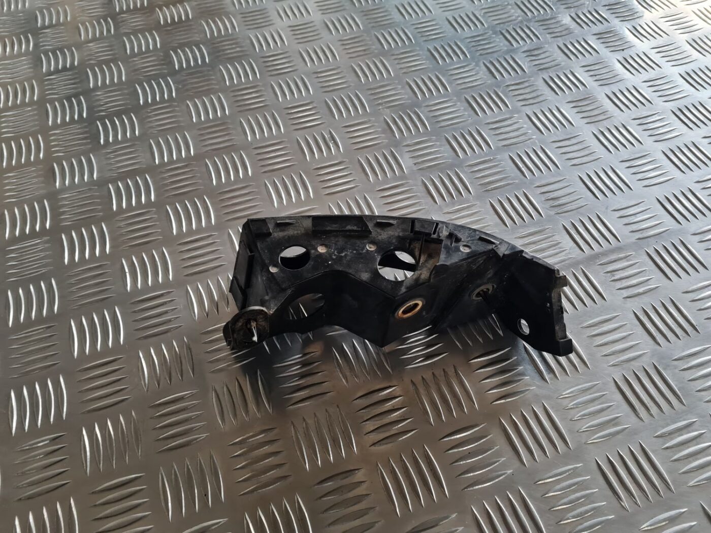 Aizmugurēja bufera kronšteins priekš SUBARU LEGACY 2010