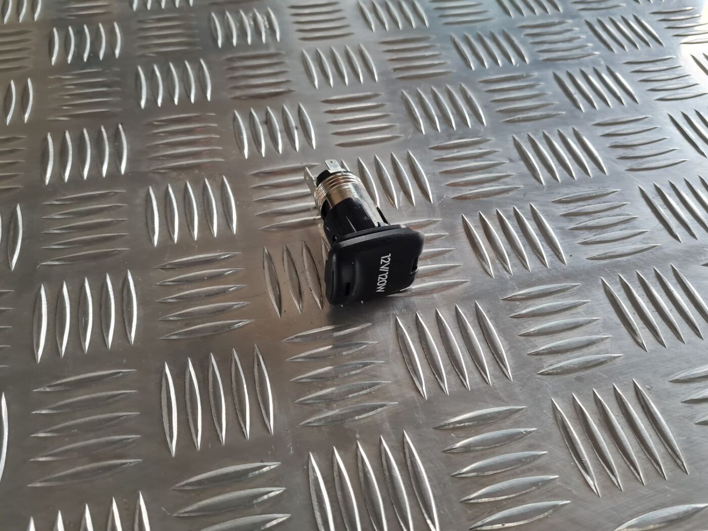 Strāvas kontaktligzda priekš SUBARU LEGACY 2010