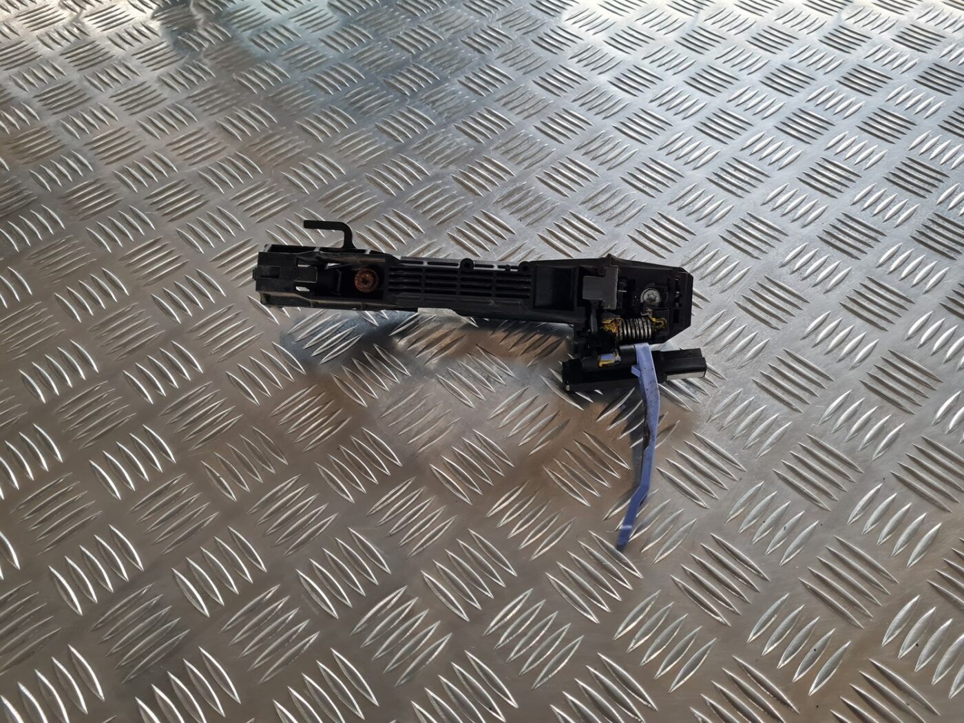 Aizmugurējais kreisais durvju rokturis priekš SUBARU LEGACY 2010