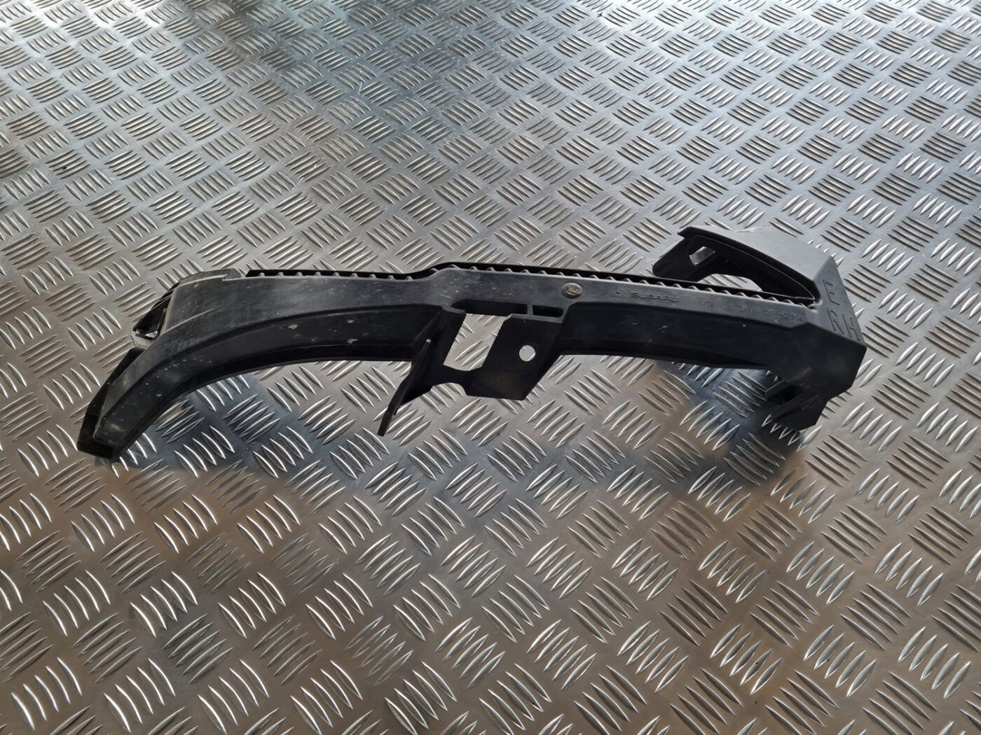 Priekšēja bufera kronšteins priekš SUBARU LEGACY 2010 1 Priekšēja bufera kronšteins priekš SUBARU LEGACY 2010