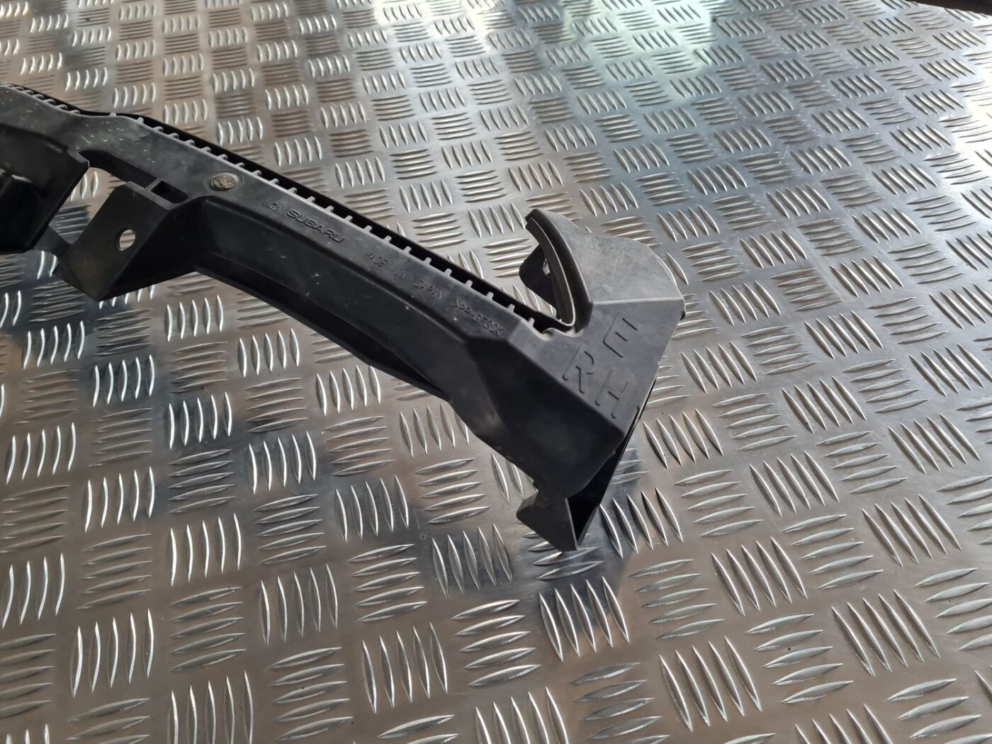 Priekšēja bufera kronšteins priekš SUBARU LEGACY 2010 2 Priekšēja bufera kronšteins priekš SUBARU LEGACY 2010