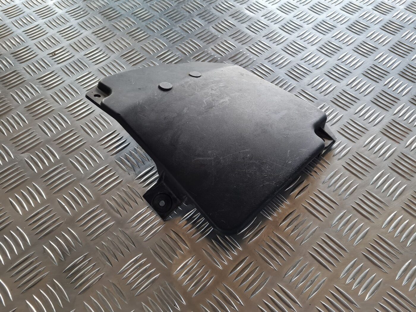 Drošinātāju kārbas korpusa vāks priekš SUBARU LEGACY 2010 1 Drošinātāju kārbas korpusa vāks priekš SUBARU LEGACY 2010