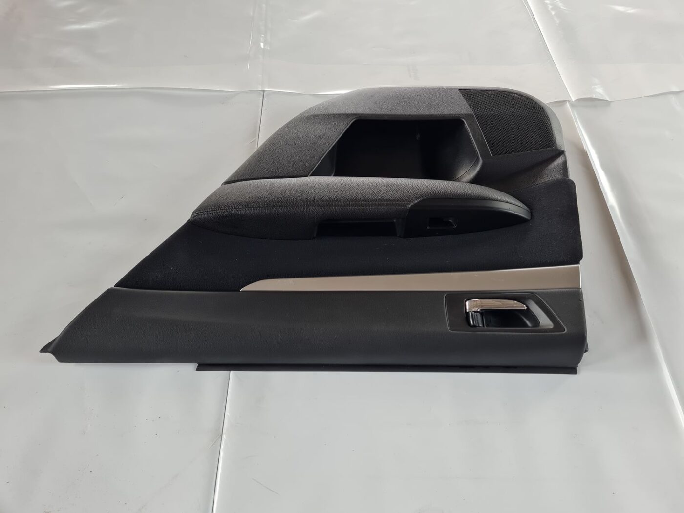 Aizmugurējo labo durvju apdare priekš SUBARU LEGACY 2010