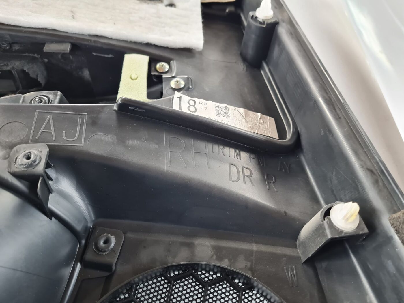 Aizmugurējo labo durvju apdare priekš SUBARU LEGACY 2010