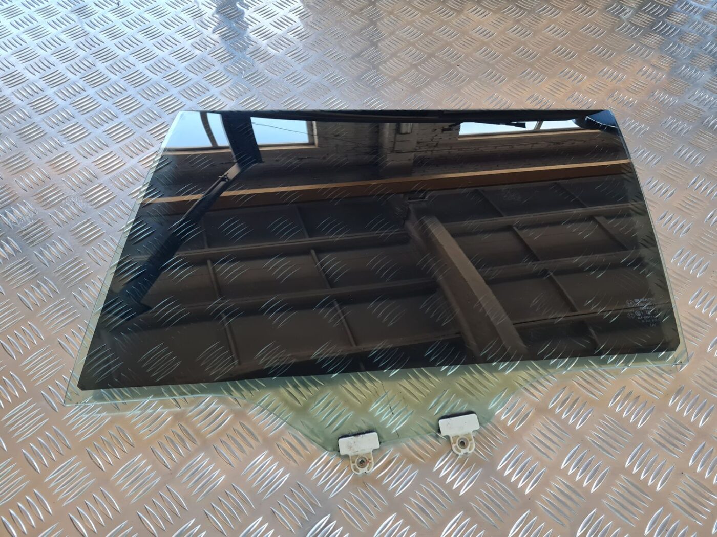 Aizmugurējo kreiso durvju stikls priekš SUBARU LEGACY 2010