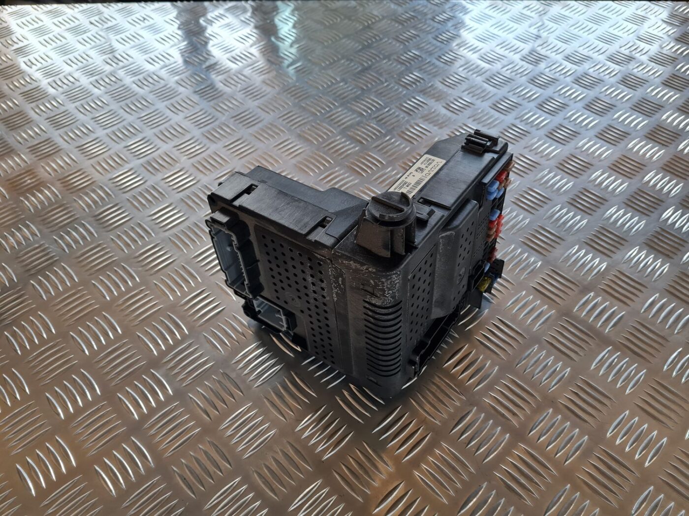 Drošinātāju bloks priekš VOLVO V70 2006 1 Drošinātāju bloks priekš VOLVO V70 2006