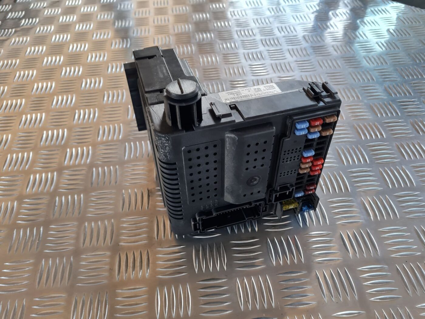 Drošinātāju bloks priekš VOLVO V70 2006 2 Drošinātāju bloks priekš VOLVO V70 2006