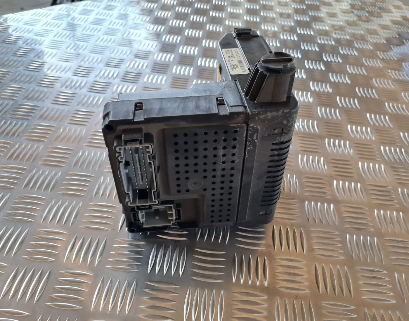 Drošinātāju bloks priekš VOLVO V70 2006 5 Drošinātāju bloks priekš VOLVO V70 2006